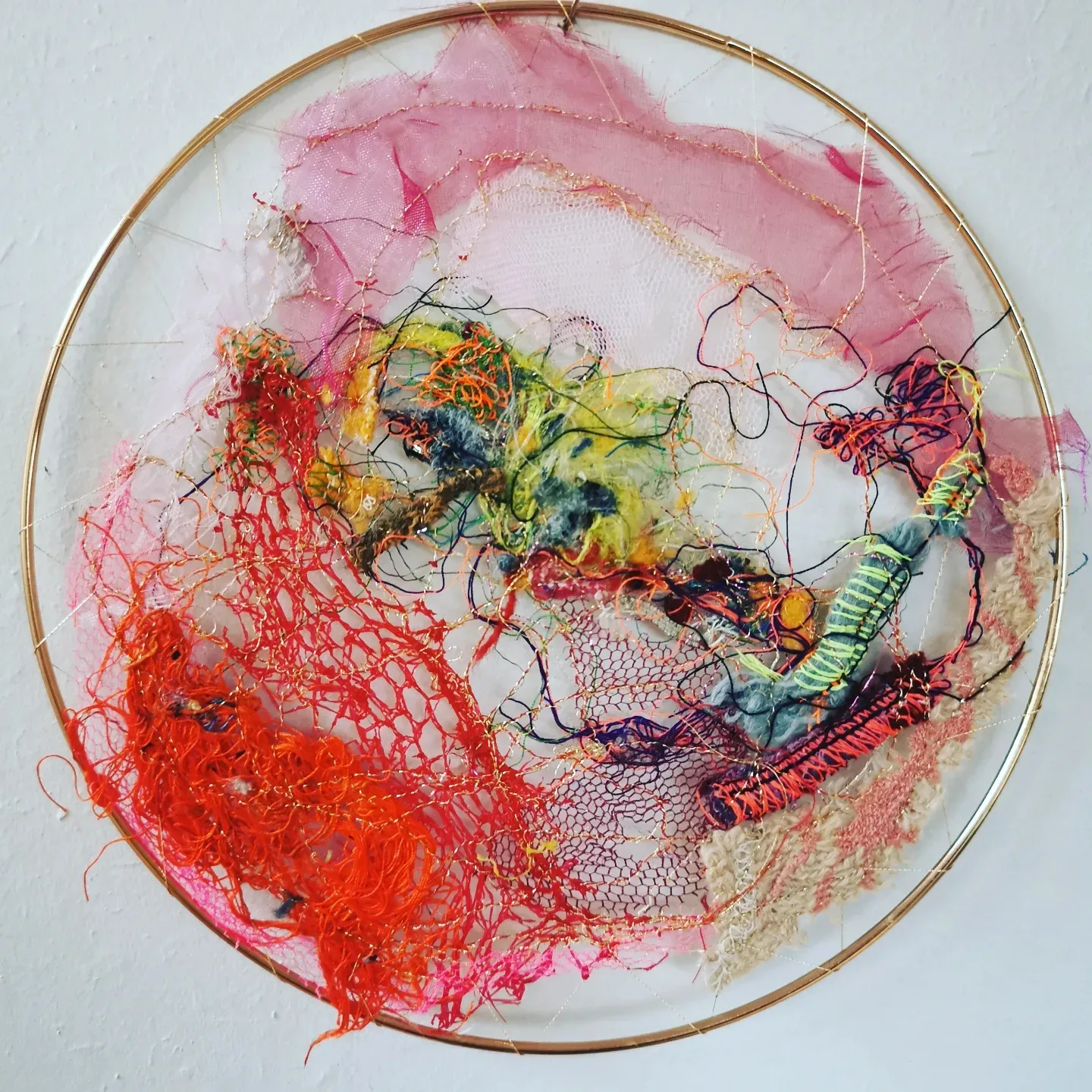 Tekstilkunst af Dorte Wahlberg Feil — lag af stof, mesh og sting